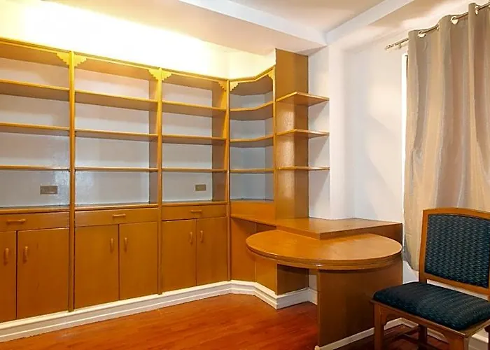 Sunette Tower Makati فندق *